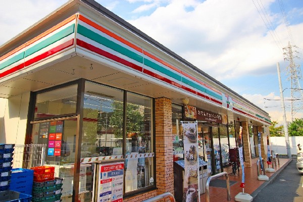 周辺環境:セブンイレブン 横浜駒岡4丁目店(時間を問わず、幅広い品物が揃うコンビニ。駐車スペースも広く、お車でも安心して立ち寄る事が出来ます。)