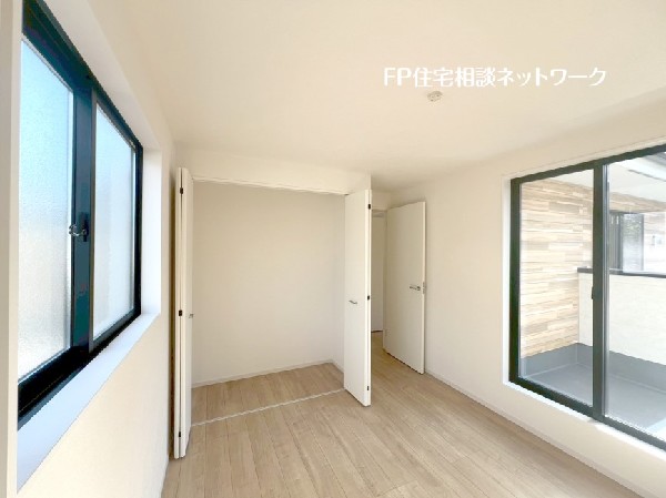 2Fにある洋室。日当たりも良く、バルコニーに直接出られるのでお布団もスムーズに干せそうです。