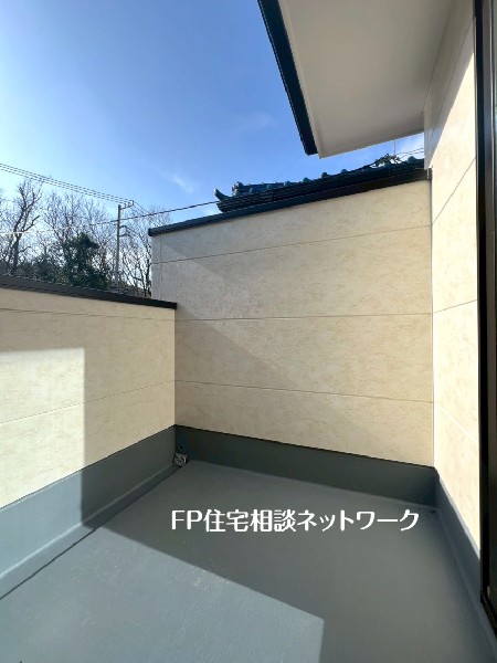 2階には広いバルコニーが2カ所あります。南に面して日当たり良好、お洗濯もあっという間に乾きそうです。