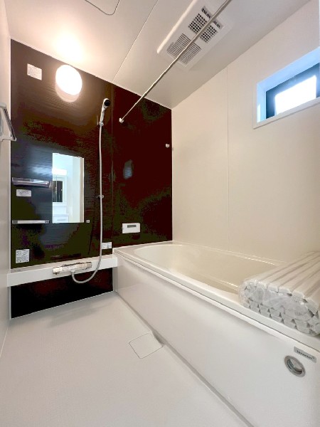 ゆったり入れる1坪タイプの浴室。花粉が気になる季節や雨天時のお洗濯に便利な浴室換気乾燥暖房機付です。