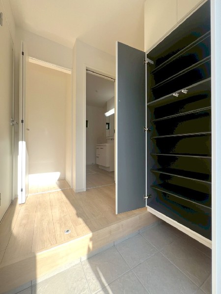 天井までの玄関収納付で家族の履物が多くても安心。可動式なので、ロングブーツなどもすっきり収まります。