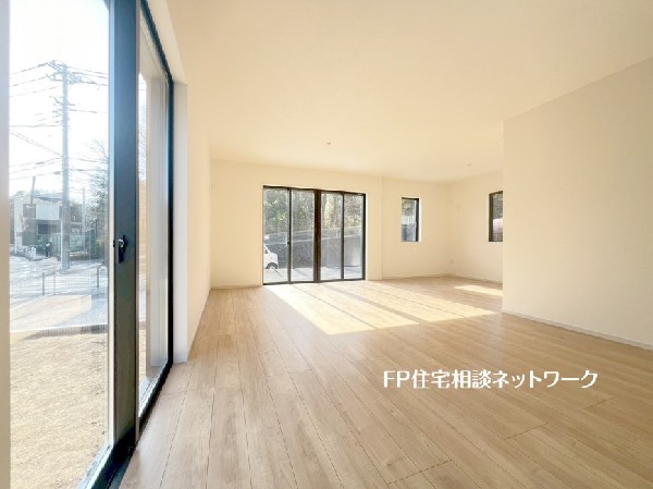 南に大きく面した掃出し窓から光が降りそそぐ開放的なリビング。自然の恵みが、快適で心地の良い空間を演出