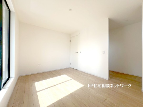 2階の主寝室は7.5帖とゆとりの広さ。さらにウォークインクローゼット付きで衣類もすっきり収まります。