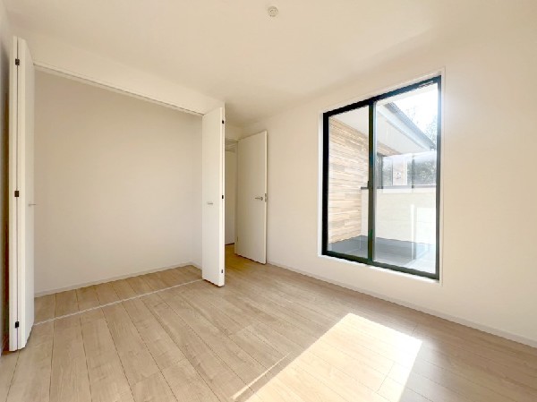 2面採光でお部屋の隅々まで明るい居室。バルコニーにも出られて、爽やかな風をたっぷりと取り込めます。