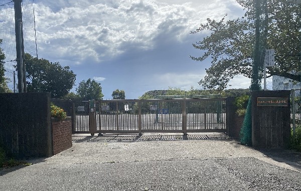 周辺環境:四季の森小学校(ひかりが丘団地エリアにある平成23年に創立された新しい小学校。学級数は11クラス、児童数は約130名。)