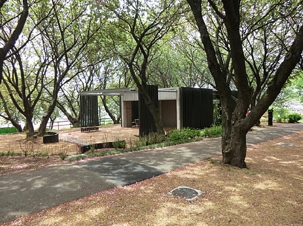 周辺環境:菊名桜山公園(春には約200本の八重桜が咲き誇る桜の名所。お花見や散策にぴったりの自然とふれあえる癒しのスポット。)