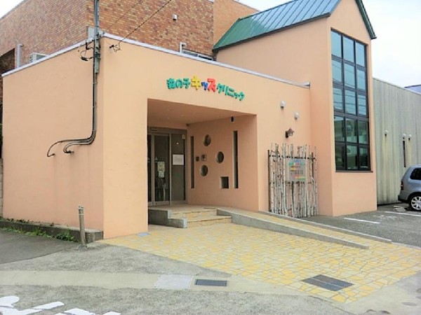 周辺環境:森の子キッズクリニック(携帯から24時間、診察の予約する事が出来ます。駐車場も14台分あり、キッズスペースも完備されています  )