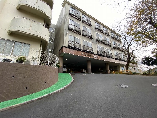 周辺環境:田園都市病院(安心とより満足度の高い医療・看護を提供。緑に囲まれた心和む院内では、晴れた日には富士山が望めます。)