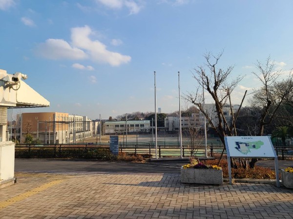 周辺環境:森村学園幼稚園(子どもが主体となって考え、活動できるよう導きます。野菜をテラスや畑で育てて食育も重視しています。)