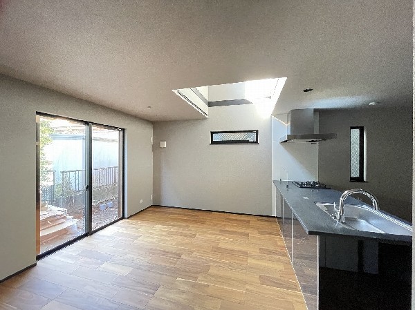 南に大きく面した掃出し窓から光が降りそそぐ開放的なリビング。自然の恵みが快適で心地の良い空間を演出。