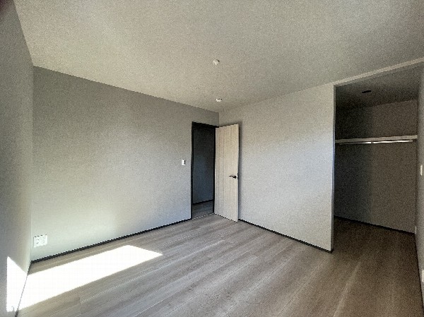 全室にクローゼットを完備しています。収納スペースを上手に使ってすっきりと快適な生活を送れます。