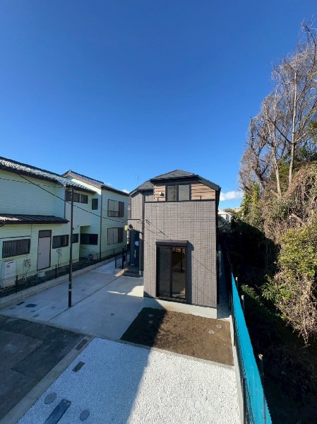 外観:2台駐車可能なカースペース（車種によります）。遊び場など多用途にご利用いただけるスペースです。