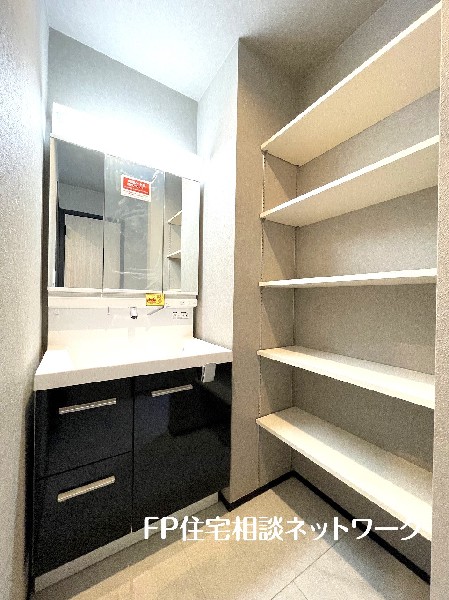 鏡の裏に収納棚を確保した三面鏡を採用。化粧品や歯ブラシなどを機能的に収納。朝の身支度も快適スムーズ。