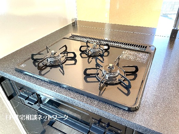 ３口ガスコンロ・魚焼きグリルがついたシステムキッチンで、お料理のレパートリーも増えそうですね。