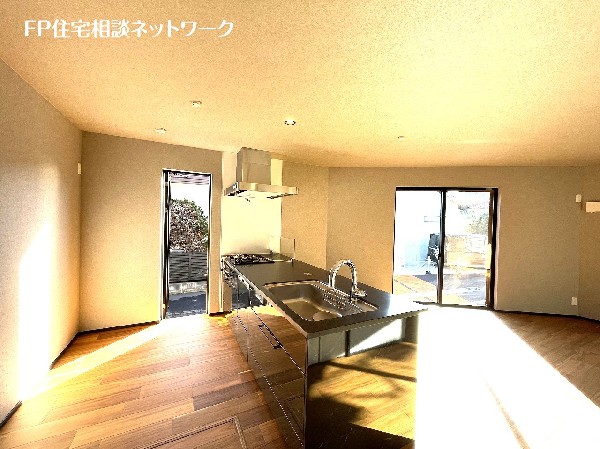 リビングのお子様を見守りながらお料理が出来る対面式カウンターキッチン。ご家族との会話がはずみます。