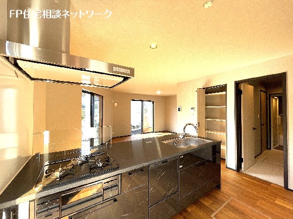 機能性とデザイン性を兼ね備えた嬉しいキッチン。食器洗乾燥機付きなので後片付け楽々。嬉しい浄水器も。