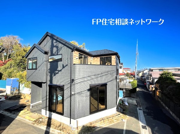 外観:前面道路は車通りの少ない道路。お車の出し入れが苦手なママや小さなお子様にも安心ですね。