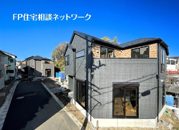 外観:前面道路は幅4.5ｍの公道。車通りが少なく敷地との高低差もないので、車の出入りがしやすいですね。