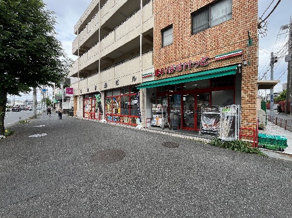 周辺環境:まいばすけっと中山町店(さっと立ち寄れるコンパクトサイズのスーパー。少量の野菜や肉なども揃い、買い忘れを調達したい時に便利。)