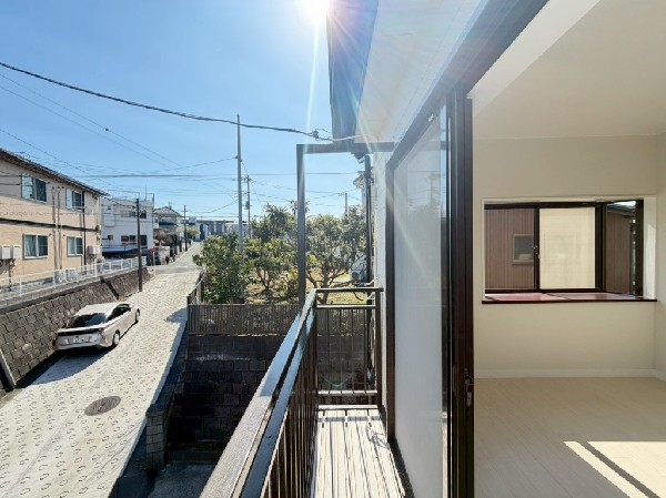 バルコニーからの眺望。南側が開けているので広い空を眺められる開放感溢れる眺望です。