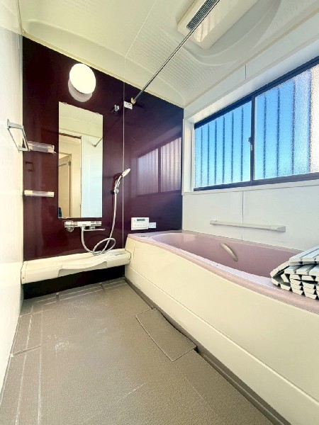 ユニットバスリフォーム済。ゆったり入れる一坪タイプ。足を伸ばせる浴槽は、心身ともに疲れを癒します。