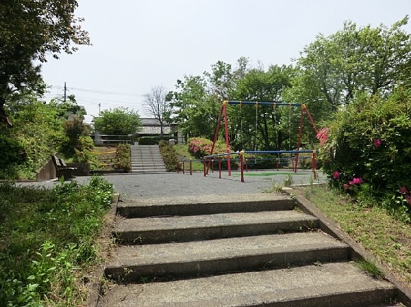 周辺環境:いぶき野第一公園(下長津田神社に隣接し、大きな広場とブランコがある公園。防災訓練やどんと焼きなどの地域行事も行われる。)