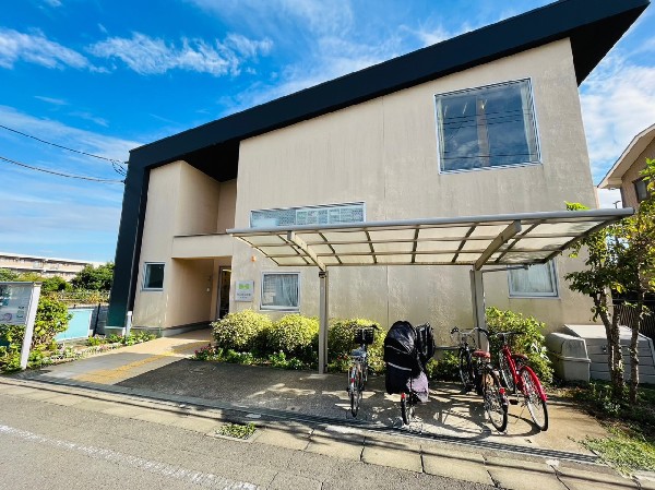 周辺環境:明日葉保育園長津田園(子供に寄り添い、たくましく生きる力を育てる保育園。海外とのオンライン交流や、体操、食育などを行っている。)