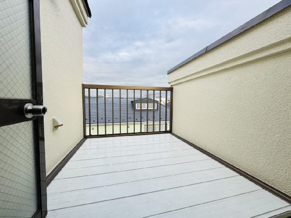 ルーフバルコニー付きです。天気の良い日にはテーブルとイスを並べて外でお食事なども楽しめます。