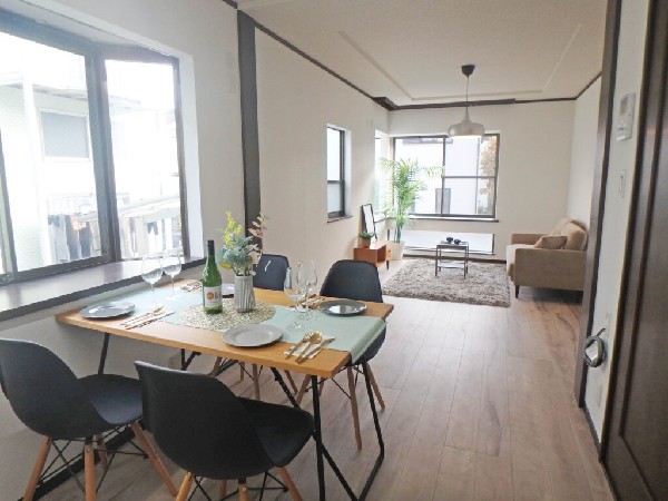 家族だんらんのリビング。クロス貼替、フローリング上貼済。窓が多い設計で色々な角度から光が取り込めます。