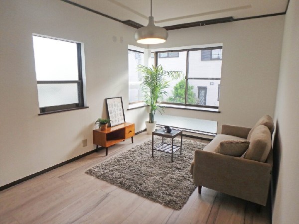 出窓があり、まるで1つのインテリアのように部屋を美しく彩っています。冷暖房効率の良い廊下階段です。