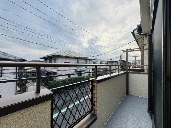 外観:南に大きく面したバルコニーは太陽の光をいっぱい受け止めてくれます。洗濯物もすぐに乾きそうです。