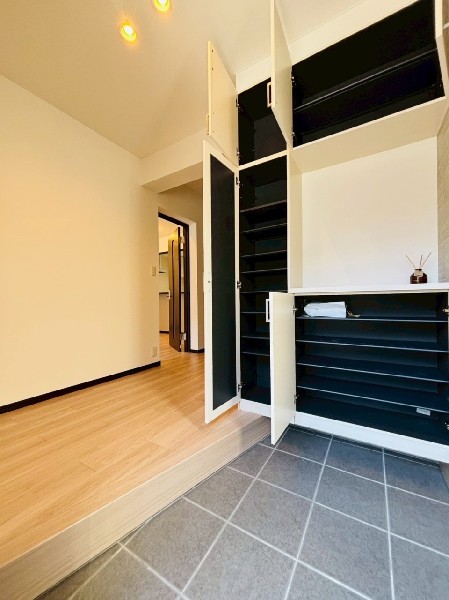 天井までの玄関収納付で、家族の履物が多くても安心。出勤前の身支度チェックに欠かせない姿見付です。