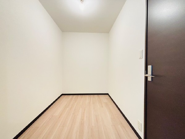 3.4帖のゆとりある納戸を備え、季節物や大型荷物もすっきり収納できる便利なスペースです。