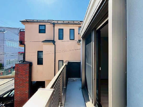 太陽の光と爽やかな風を受けたお洗濯物はあっという間に乾き、取りこむ時には太陽の匂いを感じられそう。  