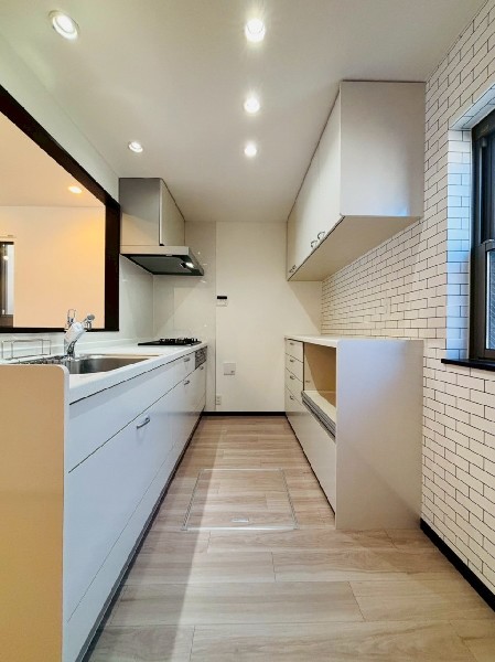 キッチンと一体感あるカラーのカップボードが背面に備え付けされています。調理家電の収納に重宝しますね。