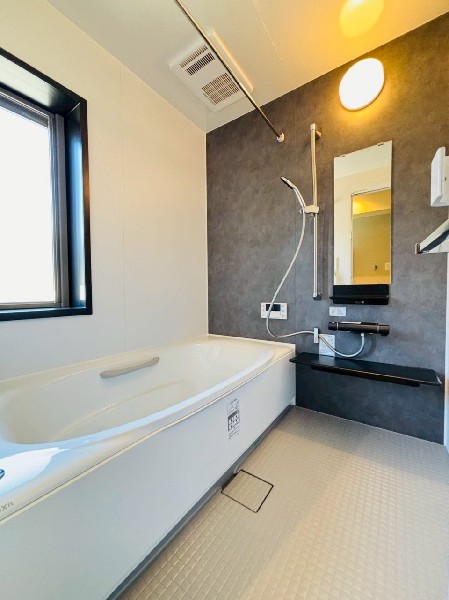 ゆったり入れる１坪タイプの浴室。雨の多い時季のお洗濯に重宝する浴室換気乾燥機付。追炊きオートバス付。