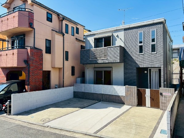 外観:閑静な住宅地に馴染む落ち着いた色合いの外観。長く愛着を持って住むからこそシンプルな色目に仕上げました。