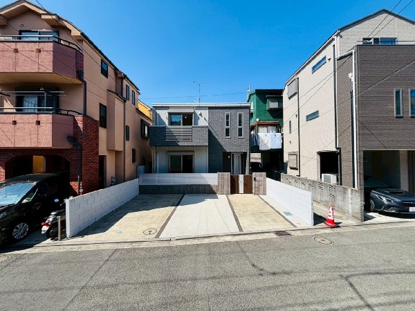 外観:前面道路は車通りの少ない道路。小さなお子様も安心です。お車の出し入れが苦手な方も駐車しやすそうです。