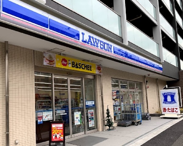 周辺環境:ローソン 三枚町山王森店(スイーツが人気のコンビニ。店内厨房で炊いたご飯や出来立て揚げ物を提供するまちかど厨房取扱店。)