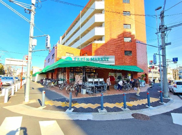 周辺環境:トップフレッシュマーケット岸根店(コンパクトな店内に安心の商品が並ぶスーパー。営業時間は10～22時。酒取扱いあり。宅配サービス有。)