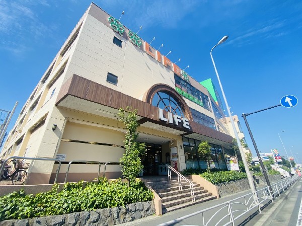 周辺環境:ライフ鶴見店(食品の他にも日用品や衣料品・書籍も取扱う大型スーパー。駐車場も広々。歯科クリニックのテナントあり。)