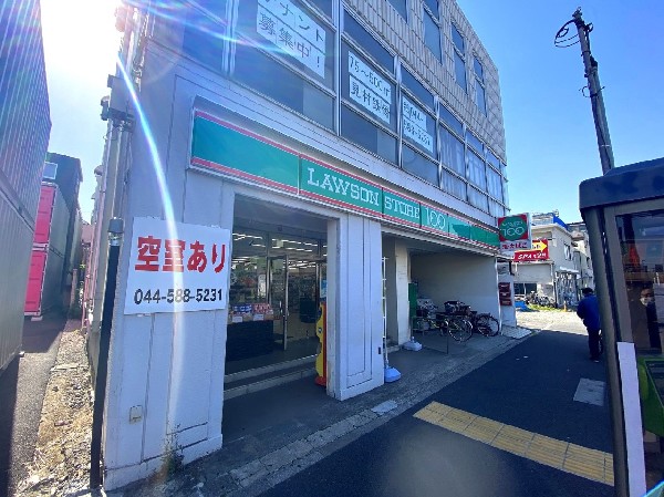 周辺環境:ローソンストア100鶴見下末吉一丁目店(スーパーのように生鮮・日配品も揃え、100円ショップのように均一価格。24時間営業の献立応援コンビニ)