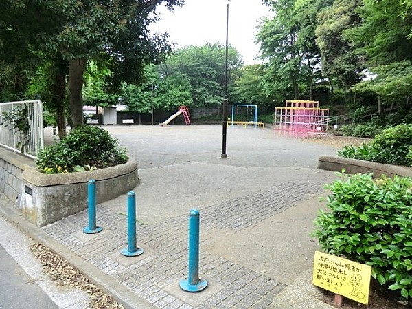 周辺環境:諏訪坂公園(季節ごとに桜やアジサイが咲く、緑豊かで静かな公園。滑り台やジャングルジムがあり遊具も充実しています。)