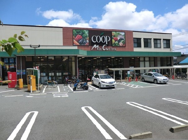 周辺環境:ユーコープミアクチーナ末吉店(「安心、良質、お求めやすい価格」をモットーに、信頼できる食材を提供。営業時間9～21時。駐車場あり。)