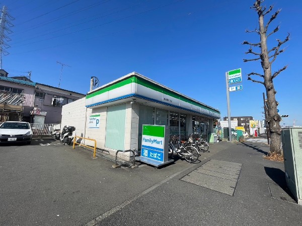周辺環境:ファミリーマート鶴見環状2号店(時間を問わず立ち寄れる、便利なコンビニは徒歩5分の近さ。ホットスナックのファミチキが人気です。)