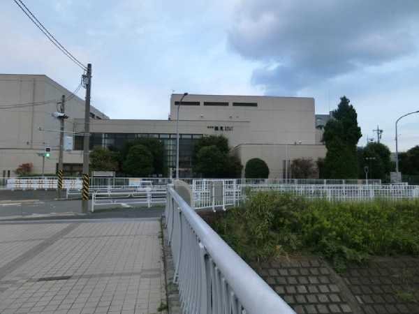 周辺環境:横浜市鶴見スポーツセンター(３つの体育館がありフットサル、バスケ、バレー、空手、体操等が可能。トレーニング室にはベンチプレスも。)