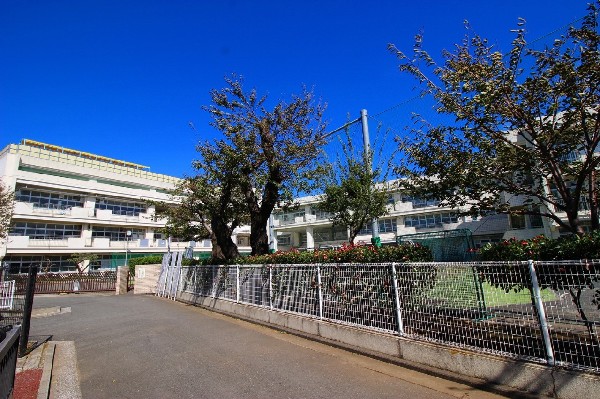 周辺環境:錦台中学校(昭和34年に設立された、各学年5～6クラス規模の中学校。平成30年に創立60周年を迎えました。)