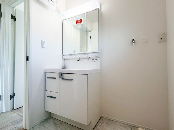 鏡の裏に収納棚を確保した三面鏡を採用。化粧品や歯ブラシなどを機能的に収納し、朝の身支度も快適です。