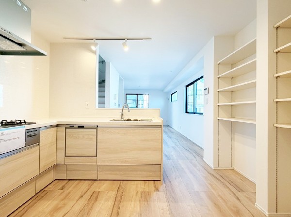 家事動線の良いＬ型キッチン。パントリー付きでスットック食材や調味料などもたっぷり収納できます。