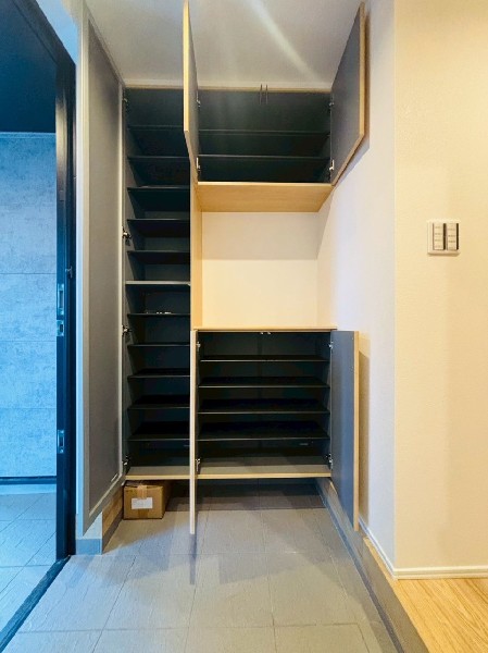 天井までの玄関収納付で、家族の履物が多くても安心。出勤前の身支度チェックに欠かせない姿見付です。